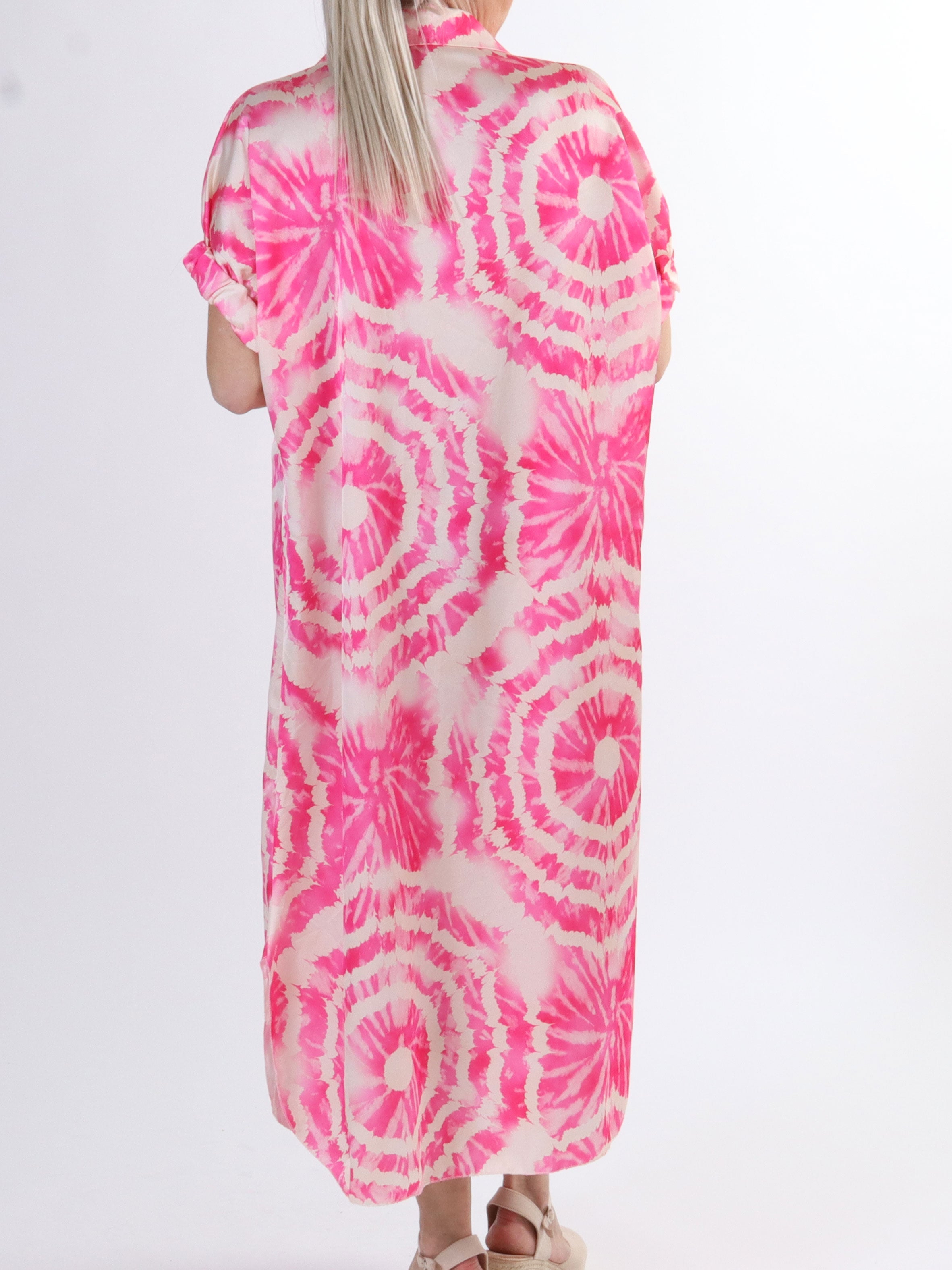 Erin - Plus size skjortklänning med knappar och batikmönster